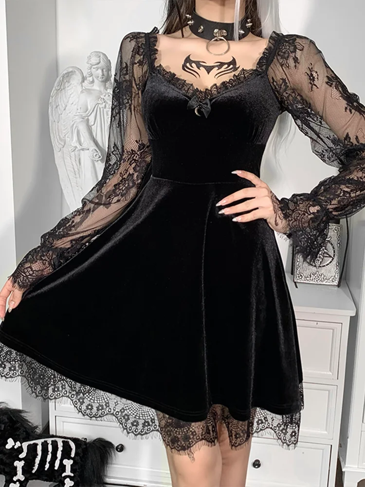 Женское мини-платье с высокой талией и кружевом