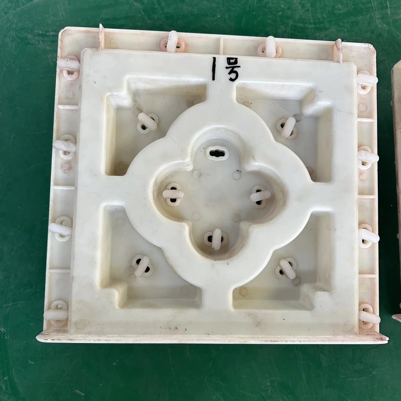 

Двухсторонняя полая форма для ограждений из бетона