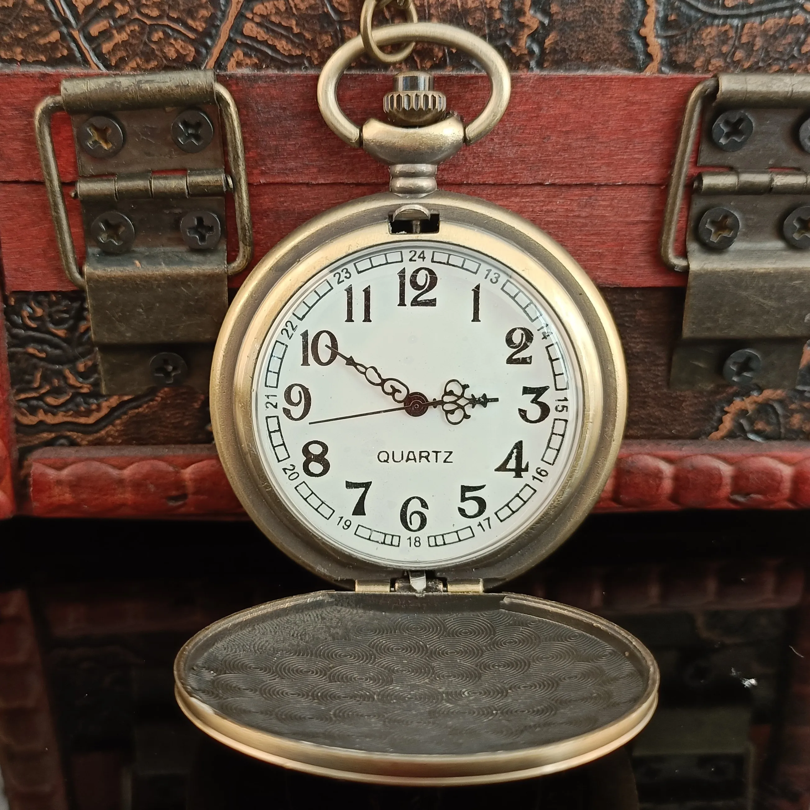 Рисунок 2 - Часы наручные в античном стиле