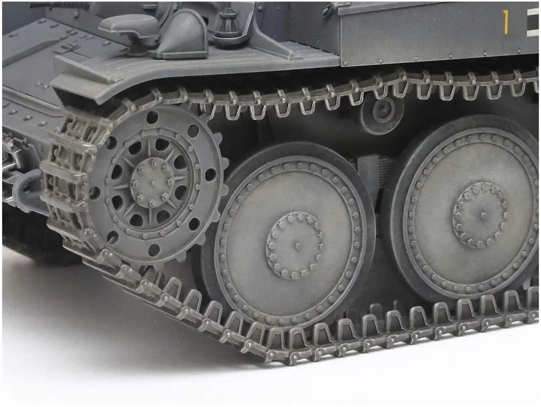 Tamiya 135 Военная миниатюрная серия №369 Немецкий армейский легкий танк 38 (t) EF Type