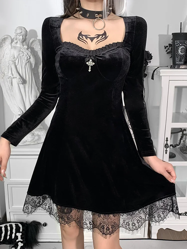 Женское мини-платье с высокой талией и кружевом