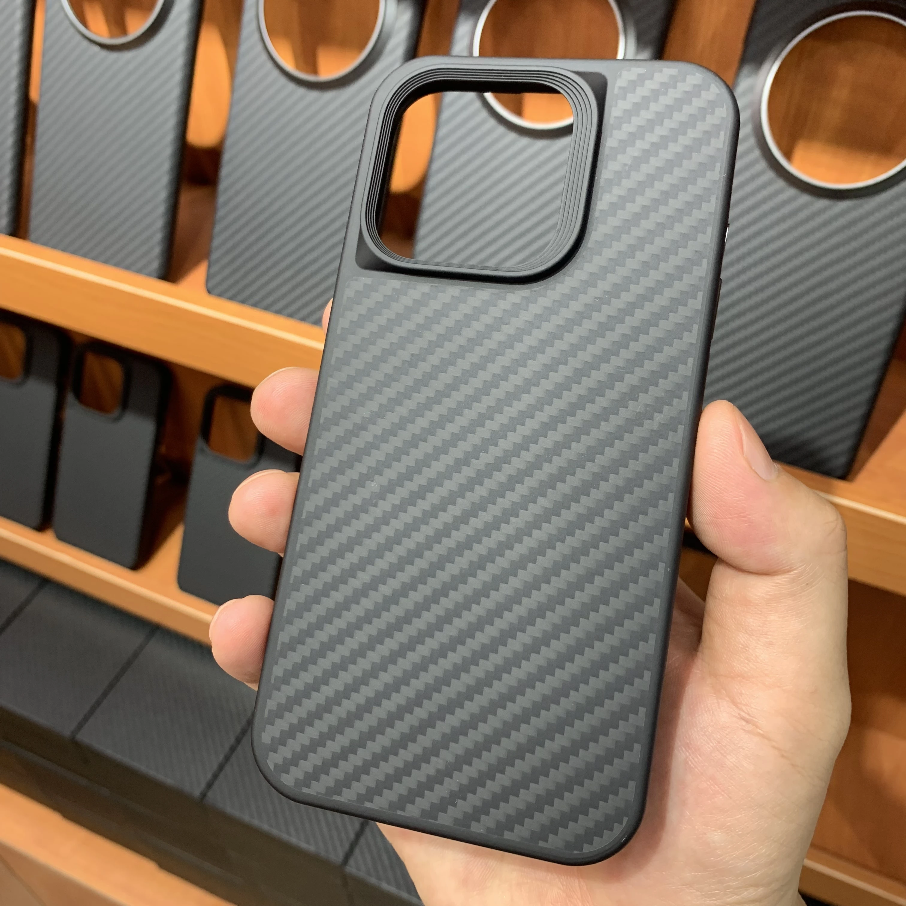 

Магнитный чехол из углеродного волокна с беспроводной зарядкой для iPhone 15 14 13 Pro Max 15plus 14plus с защитной задней крышкой Magsafe