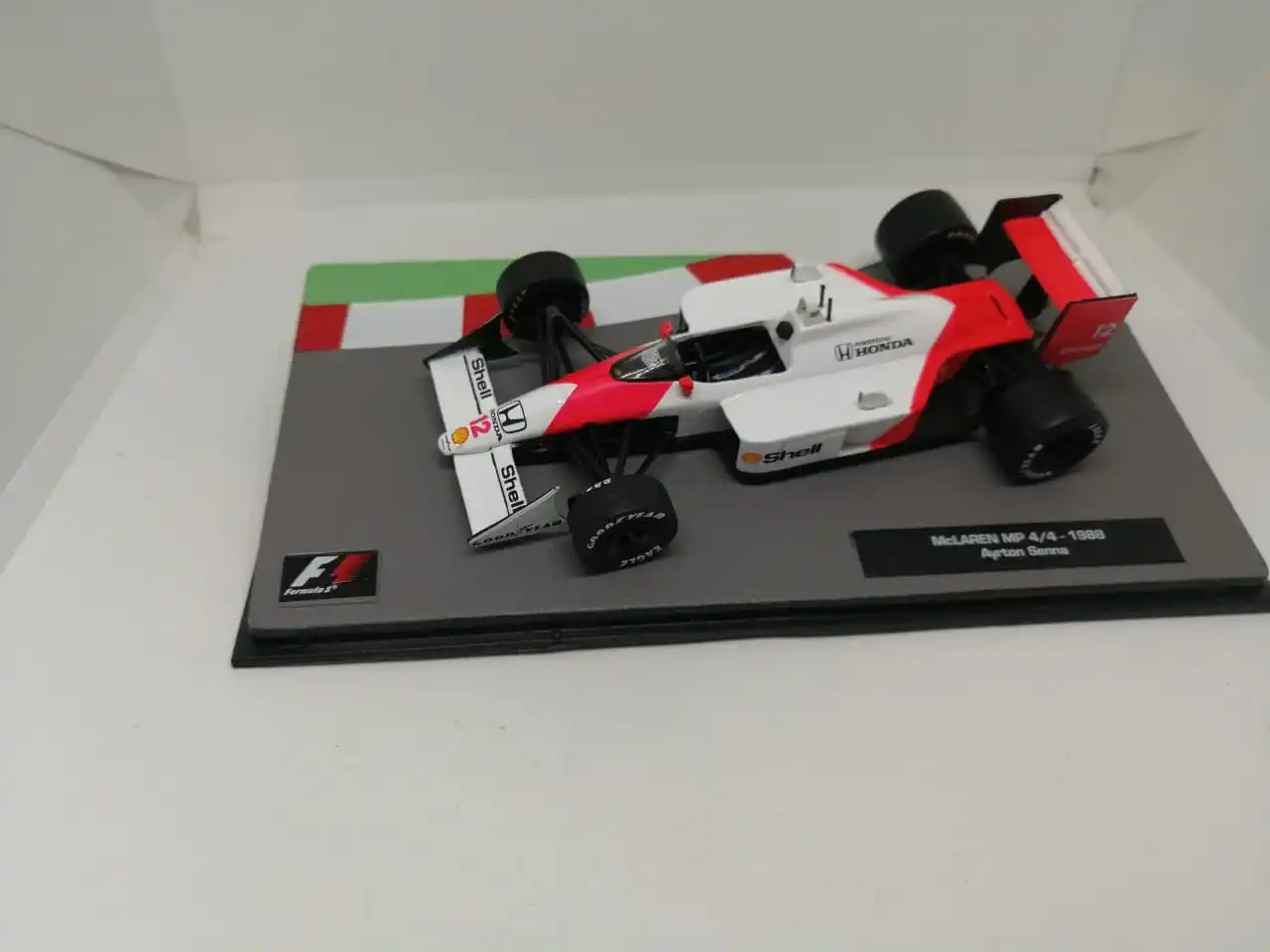 Масштабная модель McLaren MP4/4 - 1988 Ayrton Senna 1:43 |