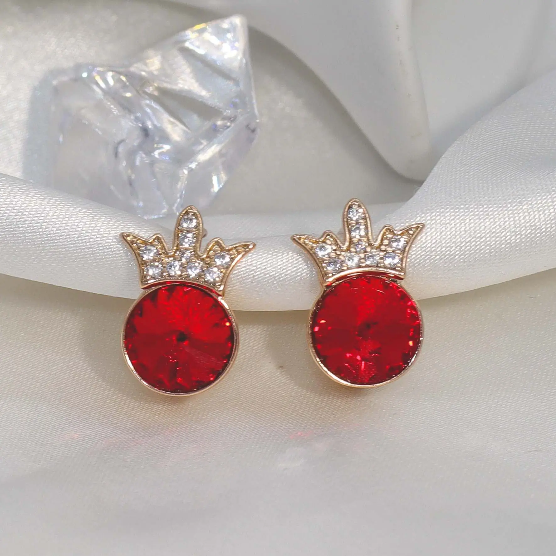 

Charmoment Jewelry Luxury Stud Earrings Gold Color Romantic Red Crystal Water Drop Earring Vintage Circle Ear Clip Bridal Gift