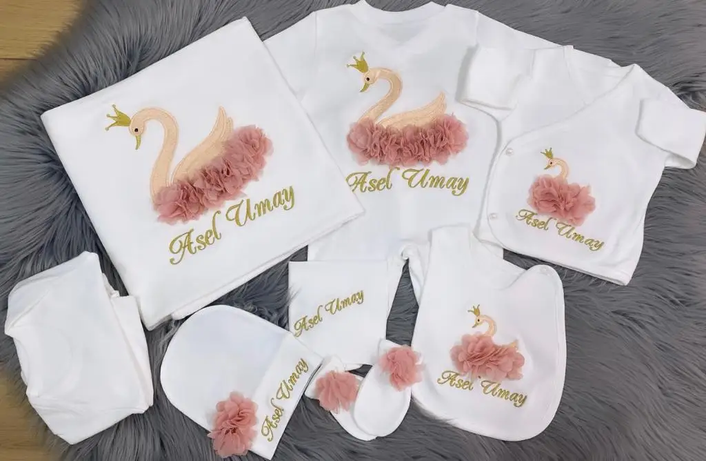 

Jaju Baby White and Powder Pink Swan Flower Embroidered Custom Name Embroidered Newborn Hospital Outlet Set