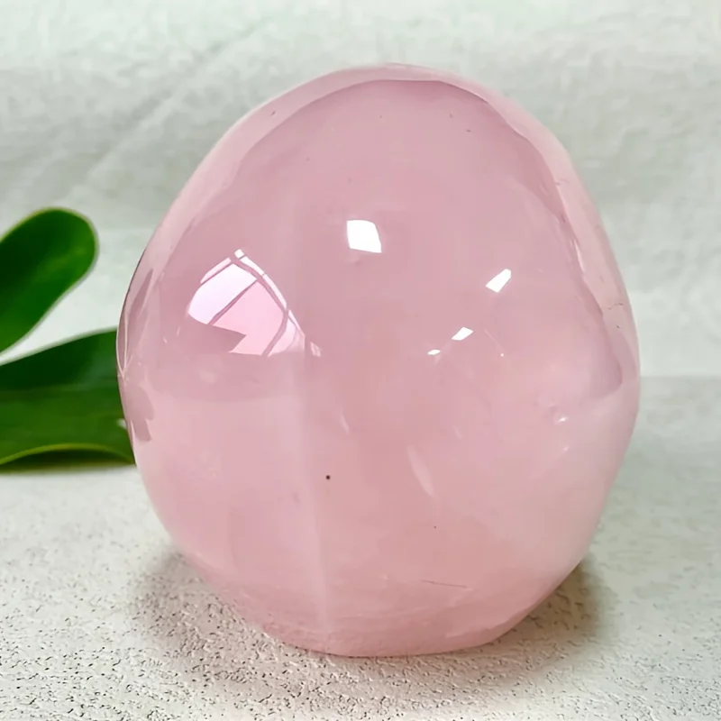 Хрустальная скульптура черепа из розового кварца