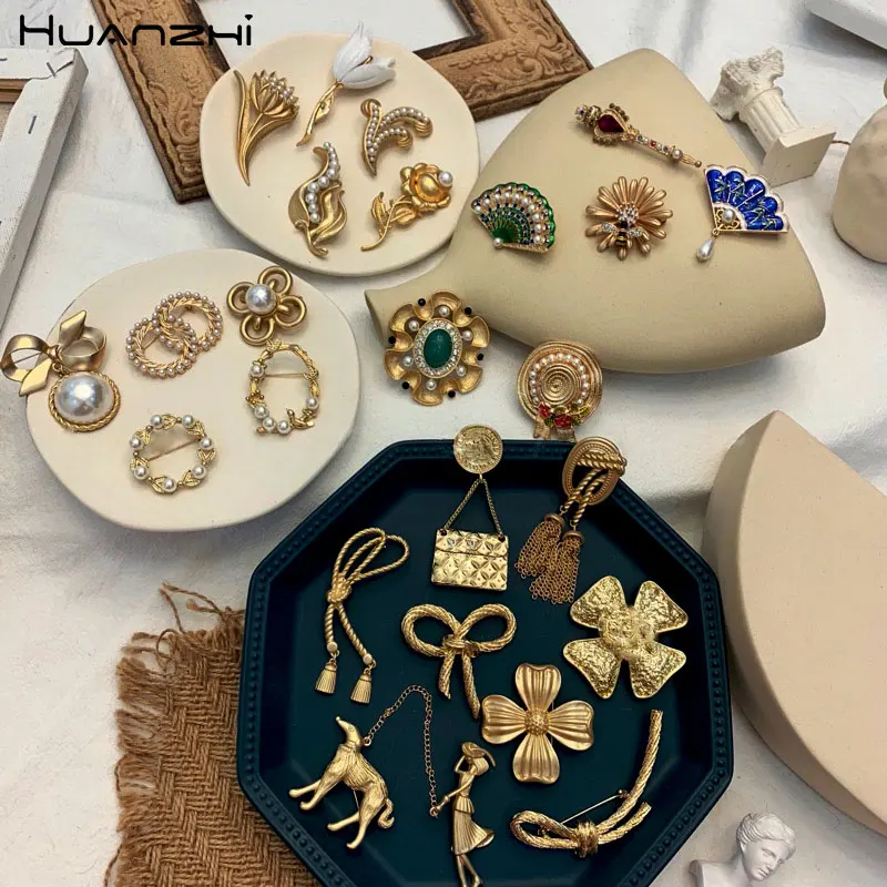 Брошь женская золотого цвета с жемчугом хрустальной булавкой - купить по