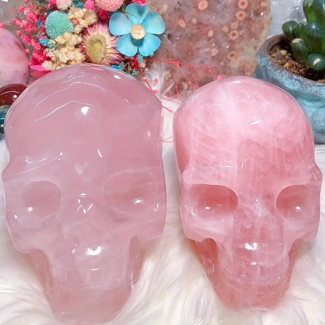 Хрустальная скульптура черепа из розового кварца