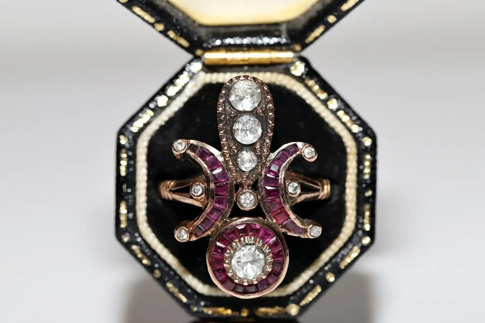 

Винтажное Оригинальное кольцо из золота 8 карат с натуральным бриллиантом и Рубином калибра