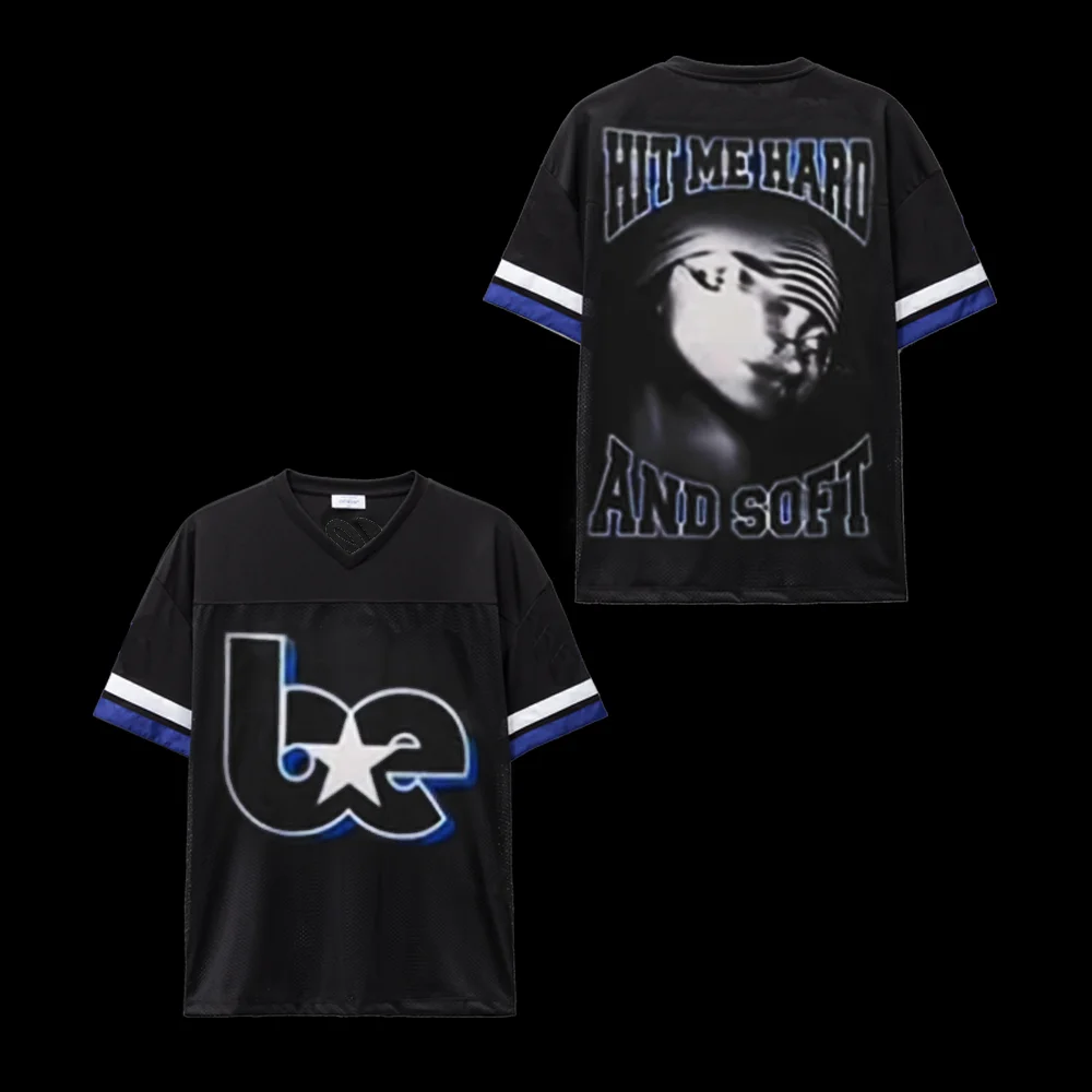 Синяя футболка с надписью Hit Me Hard and Soft tour