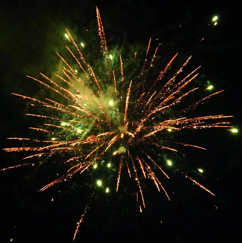 Салют петрушка. Веерные батареи салютов премьер салют. Фейерверк 1. Салют петрушка. Салюты петарды.