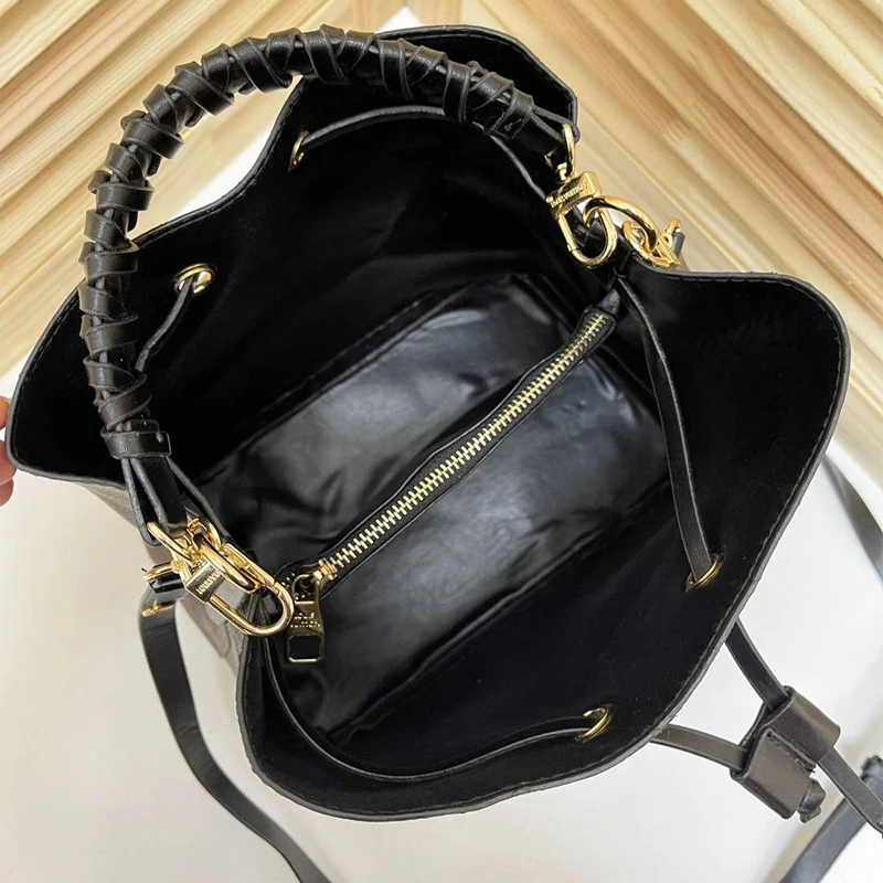 Женская сумка Loui Vuitton через плечо 26х25х15 см |