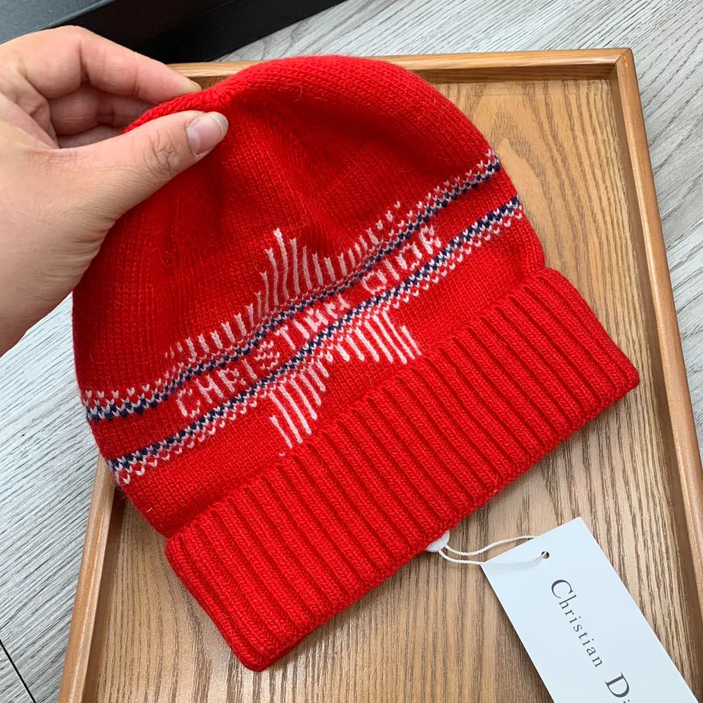 Женская шапка для зимнего писания