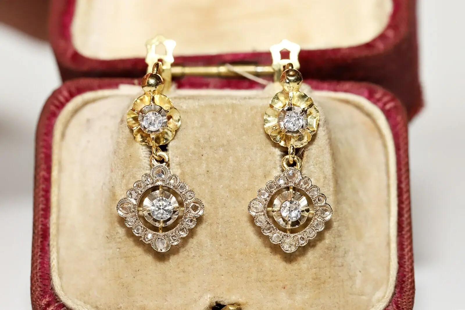 

Оригинальные антикварные серьги-подвески из 18-каратного золота с натуральными бриллиантами