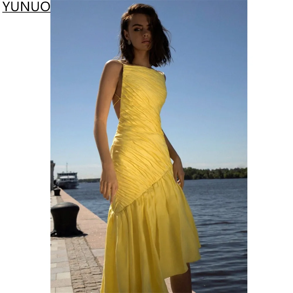 Асимметричное вечернее платье средней длины на тонких бретелях с пышной юбкой |