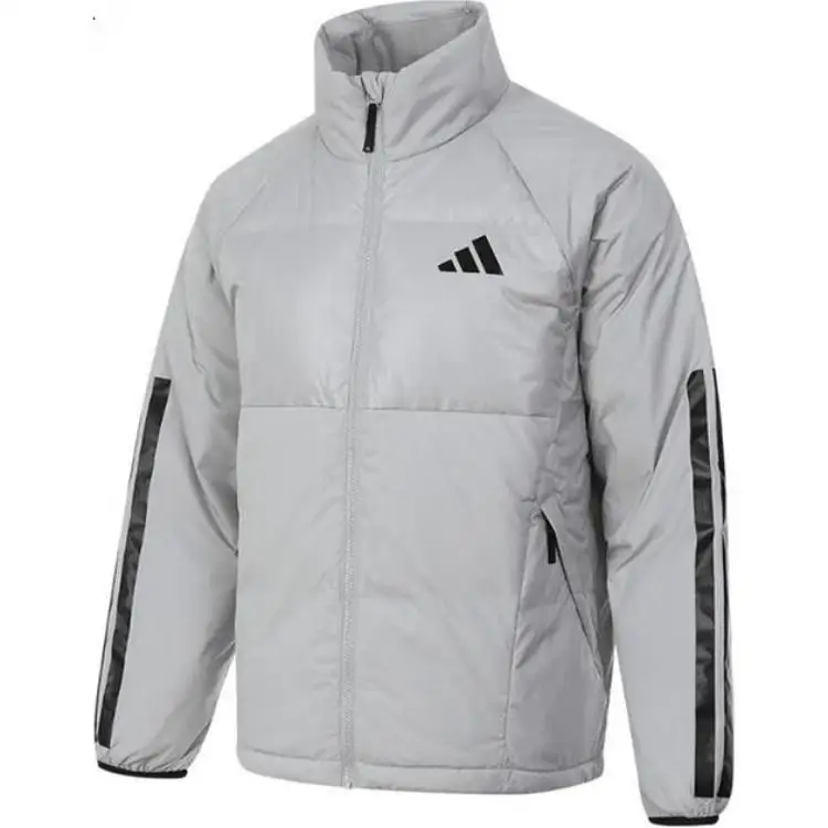 Теплый спортивный пуховик с длинным рукавом и логотипом Adidas на открытом воздухе