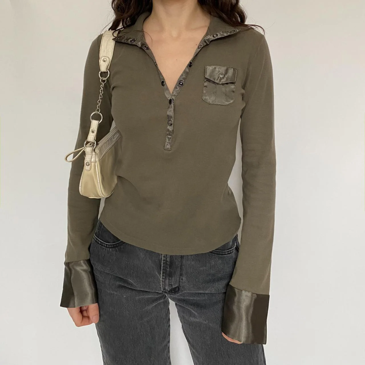 

DUYIT Retro Army Green Polo Collar Satin Stitching T-Shirt Women's Autumn New Pocket Button Stud V-Neck Long-Sleeved Top