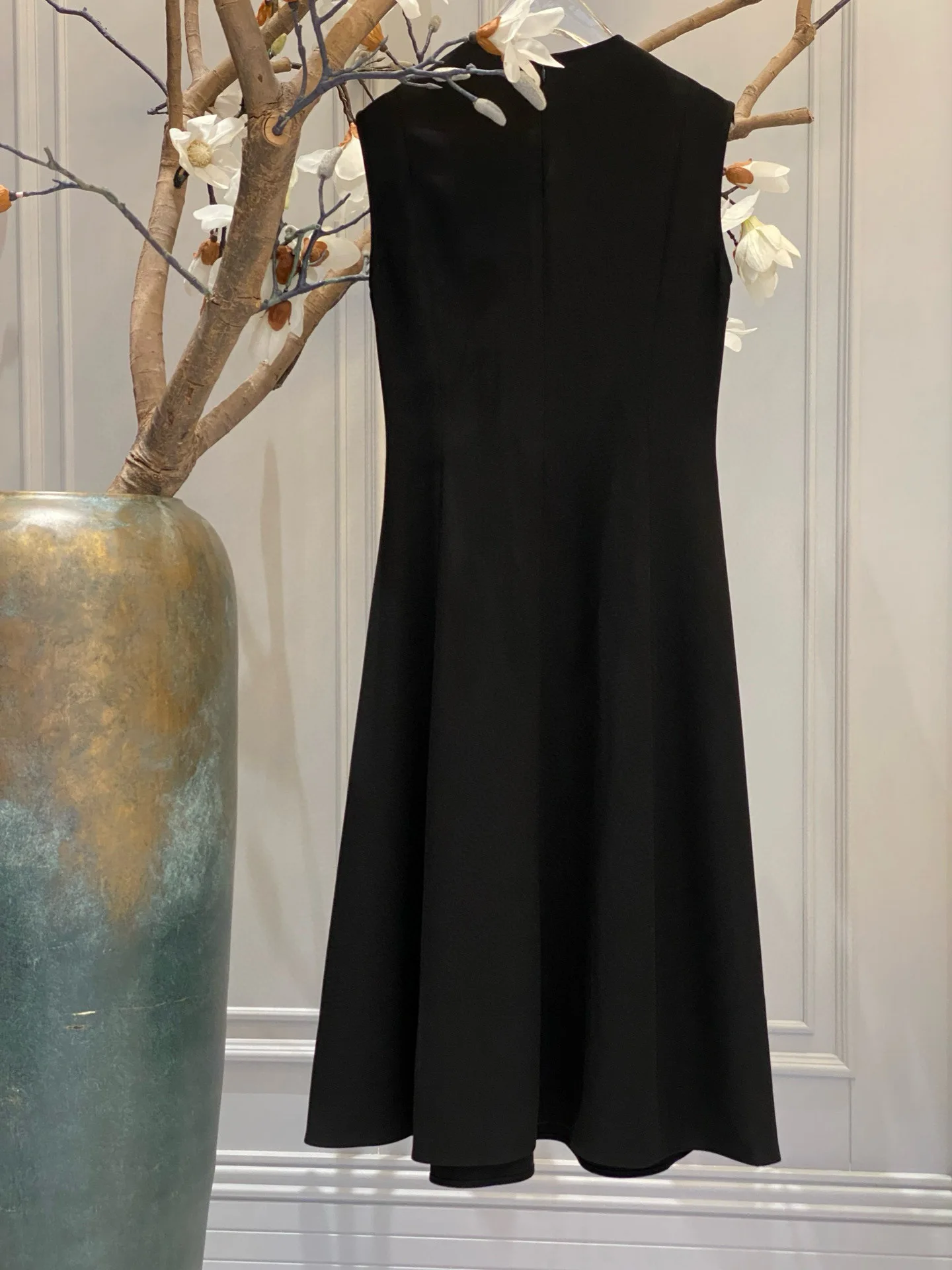 Элегантное платье миди без рукавов с декоративным ремнём