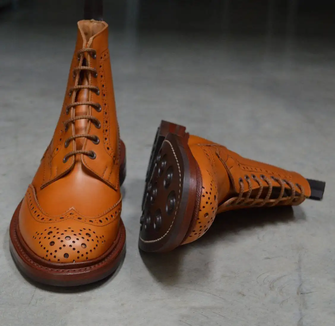 

New round toe solid color lace hollow thick heel casual fashion men's short boots fashion Martin boots