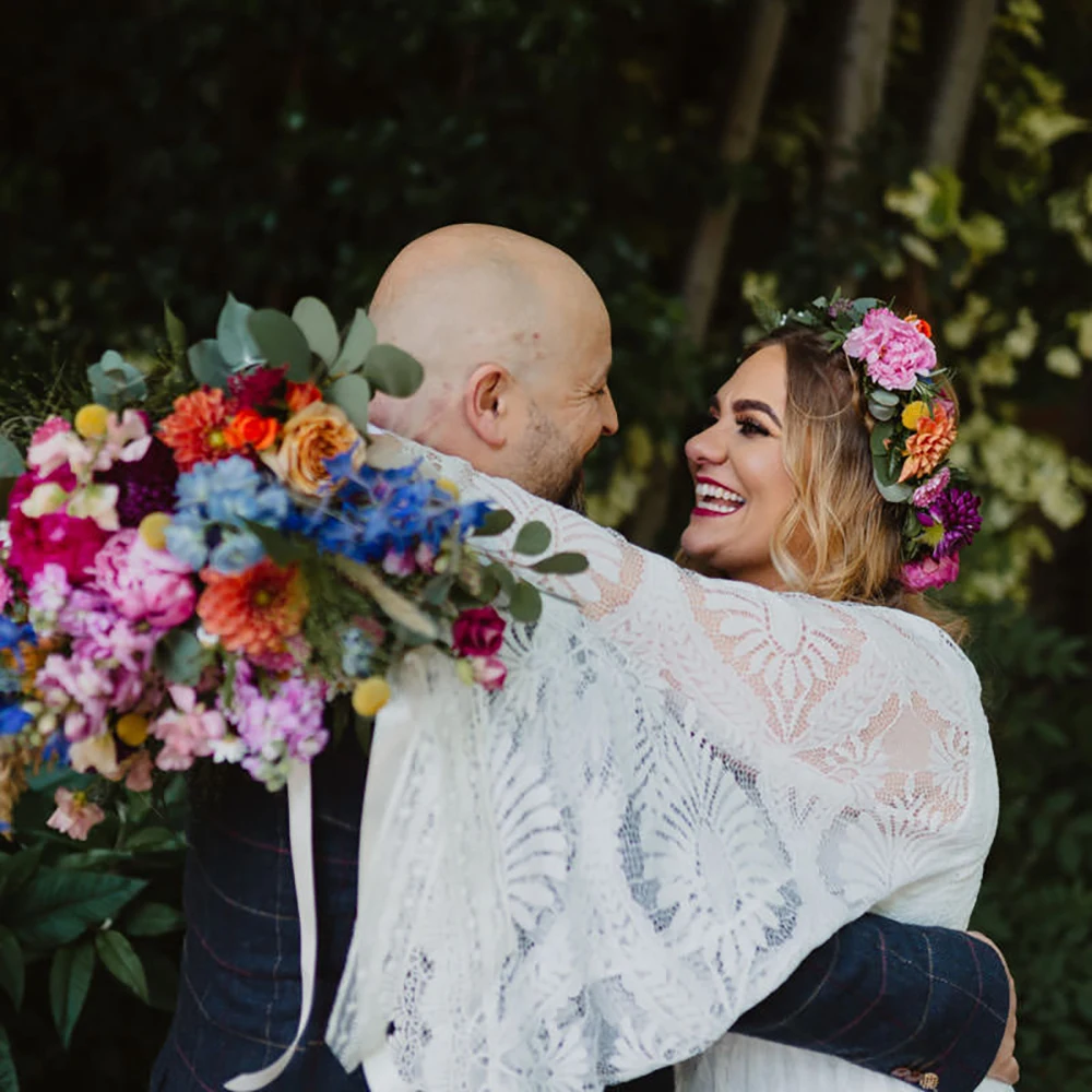 Длинное свадебное платье-кафтан с широкими рукавами-колокольчиками