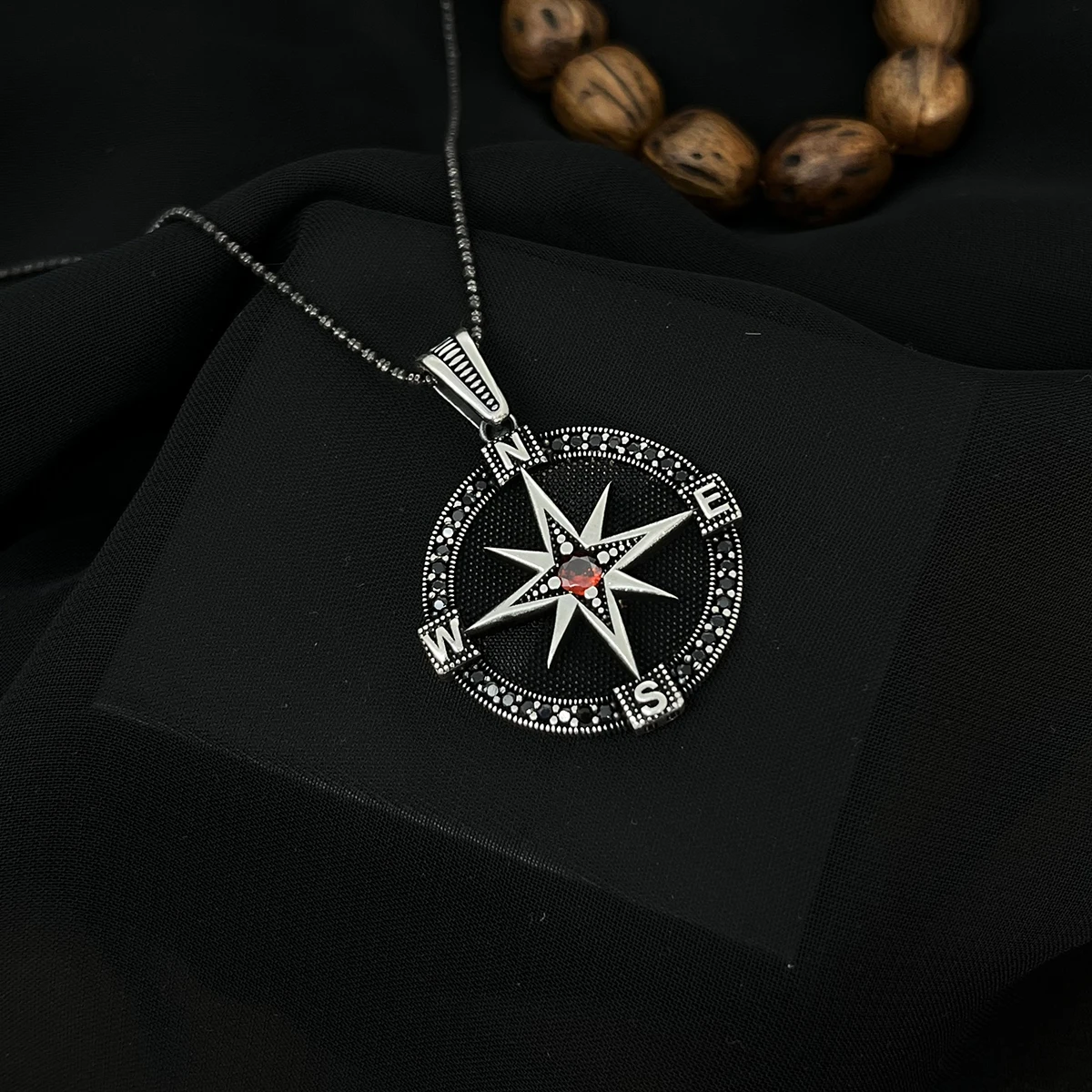 

Мужское ожерелье с цирконом и компасом North Star
