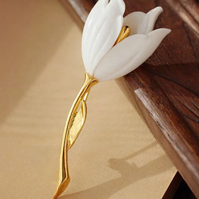 

2023 Corsage Jewelry Gold Plated Alloy Resin Breastpin Pin White Crocus Magnolia Tree Leaf Branch Tulip Flower Brooch for Women