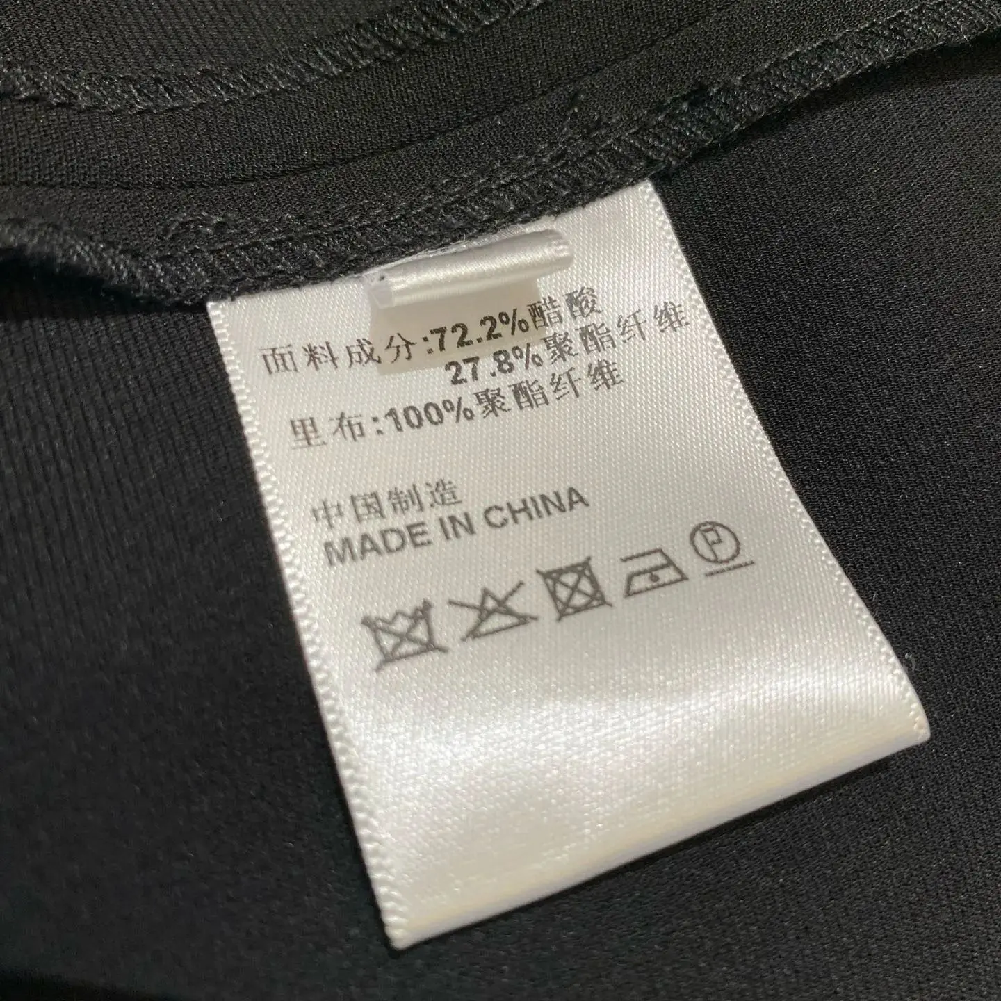 Элегантное платье миди без рукавов с декоративным ремнём