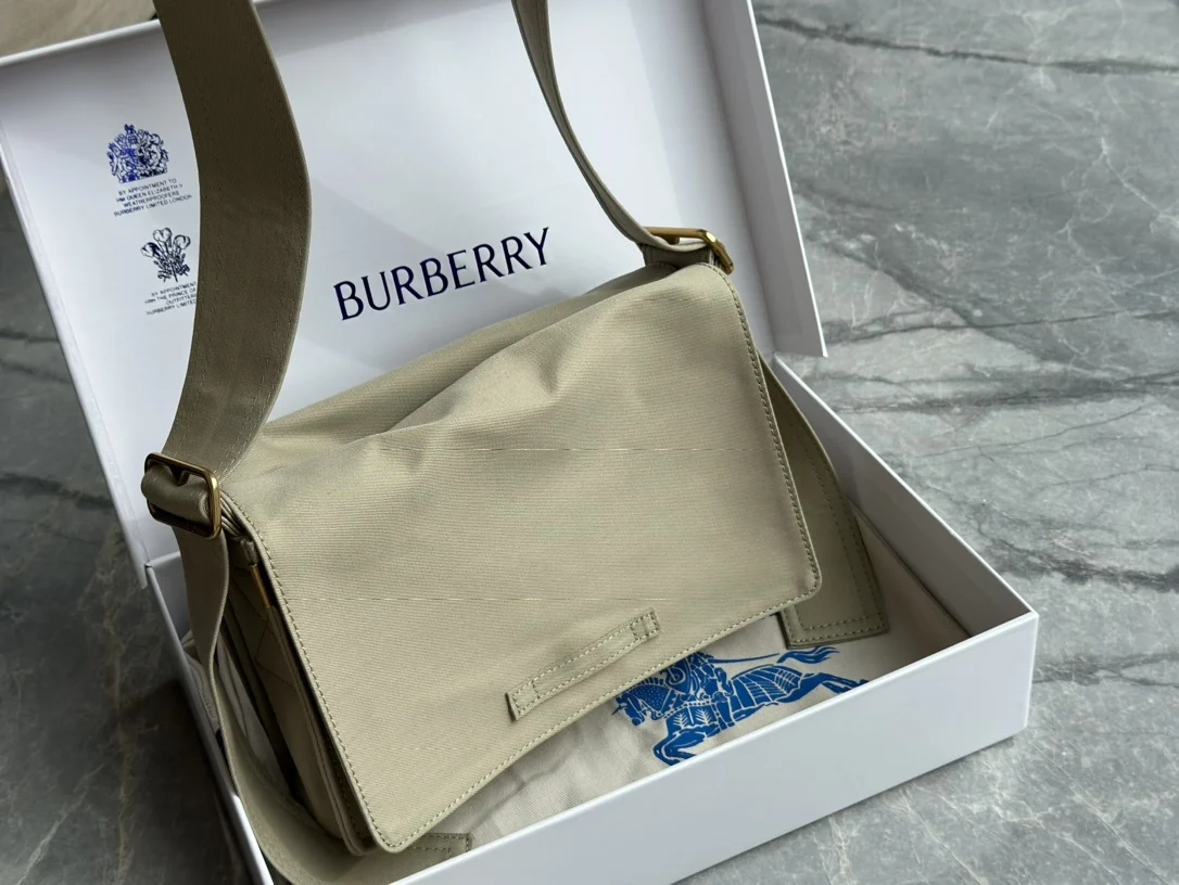 в стиле Burberry Появились новые модные женские кошельки-мессенджеры сумки через