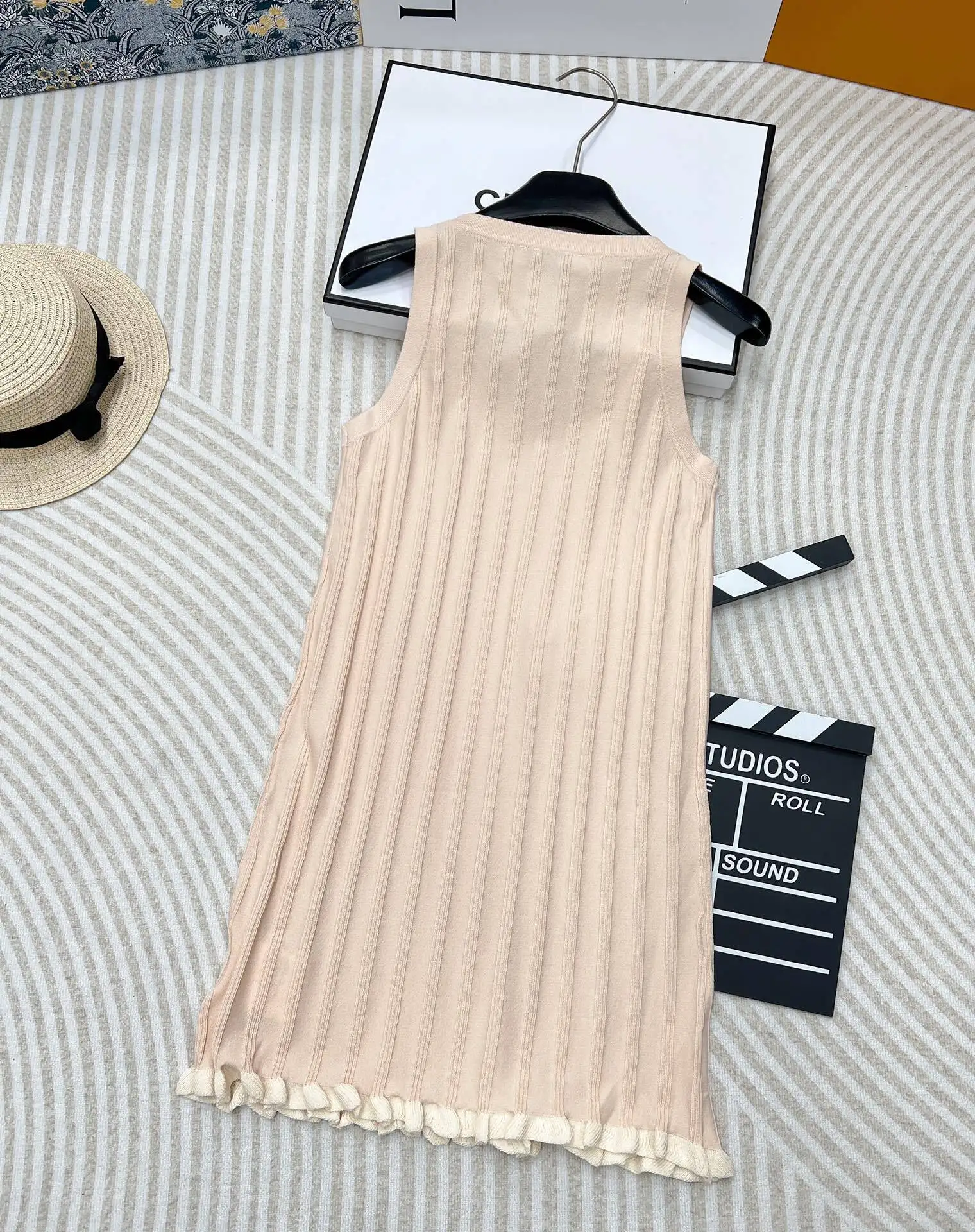 Весенне-летняя новая выставка-жить с Тобой-образным вырезом в городе МЮМЮ