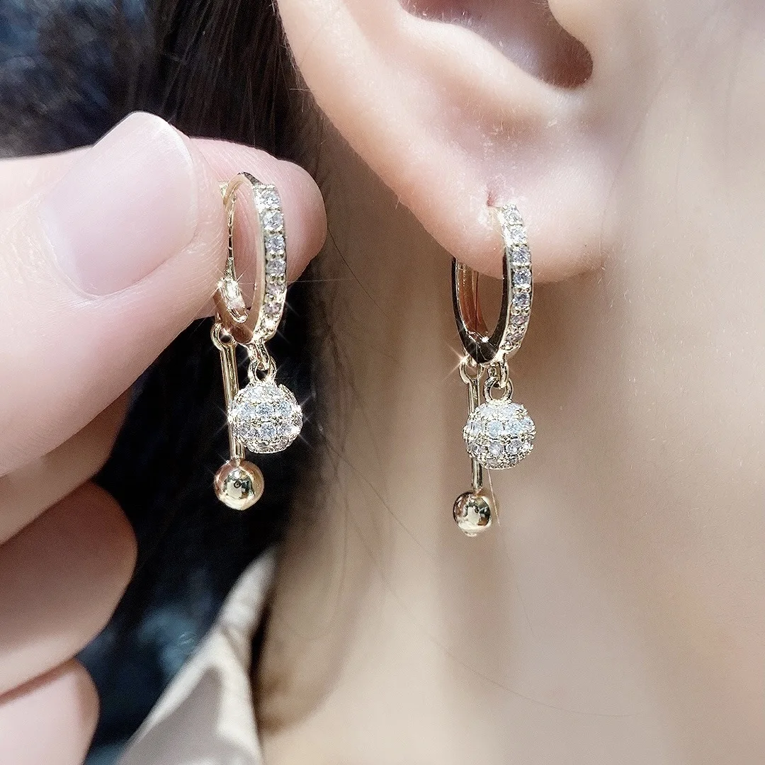

2023 new temperament ear buckle wild earrings fashion light luxury earrings