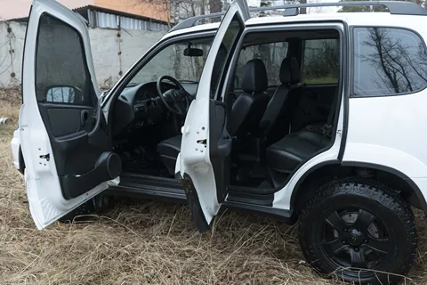 Накладки на внутренние пороги дверей Chevrolet Niva 2002-2008; Chevrolet Niva Bertone 2009-2019; "Lada (ВАЗ) Niva Travel"