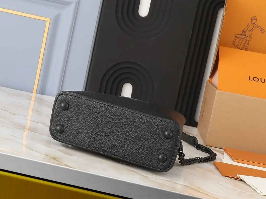 Обновленный мини - пакет из роскошной телячьей кожи Capucines и матового металла: 220 120