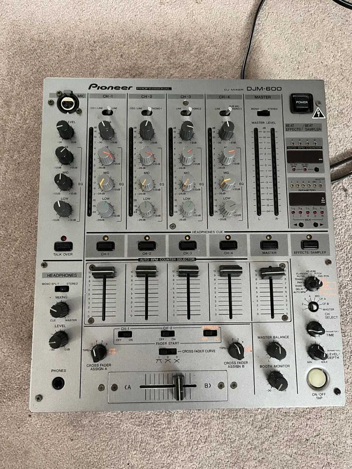 

Pioneer DJM-600 4-Channel DJ Mixer