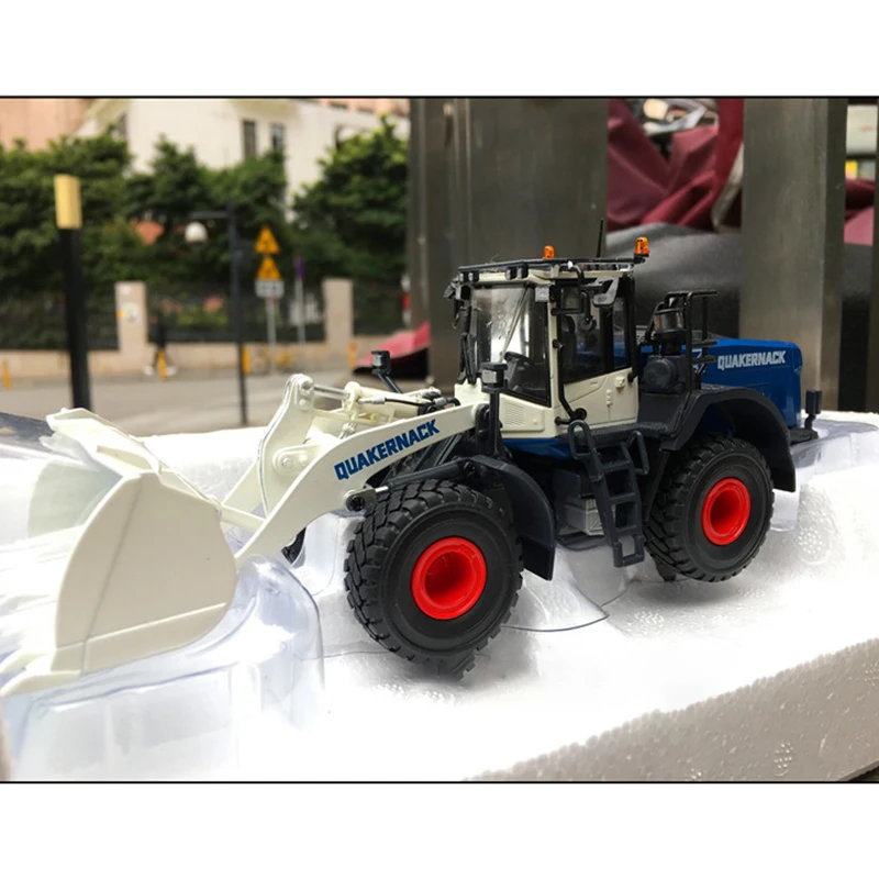 

1:50 Scale Komatsu QUAKERNACK Wheel Loader Forklift Alloy Engineering Model 8116