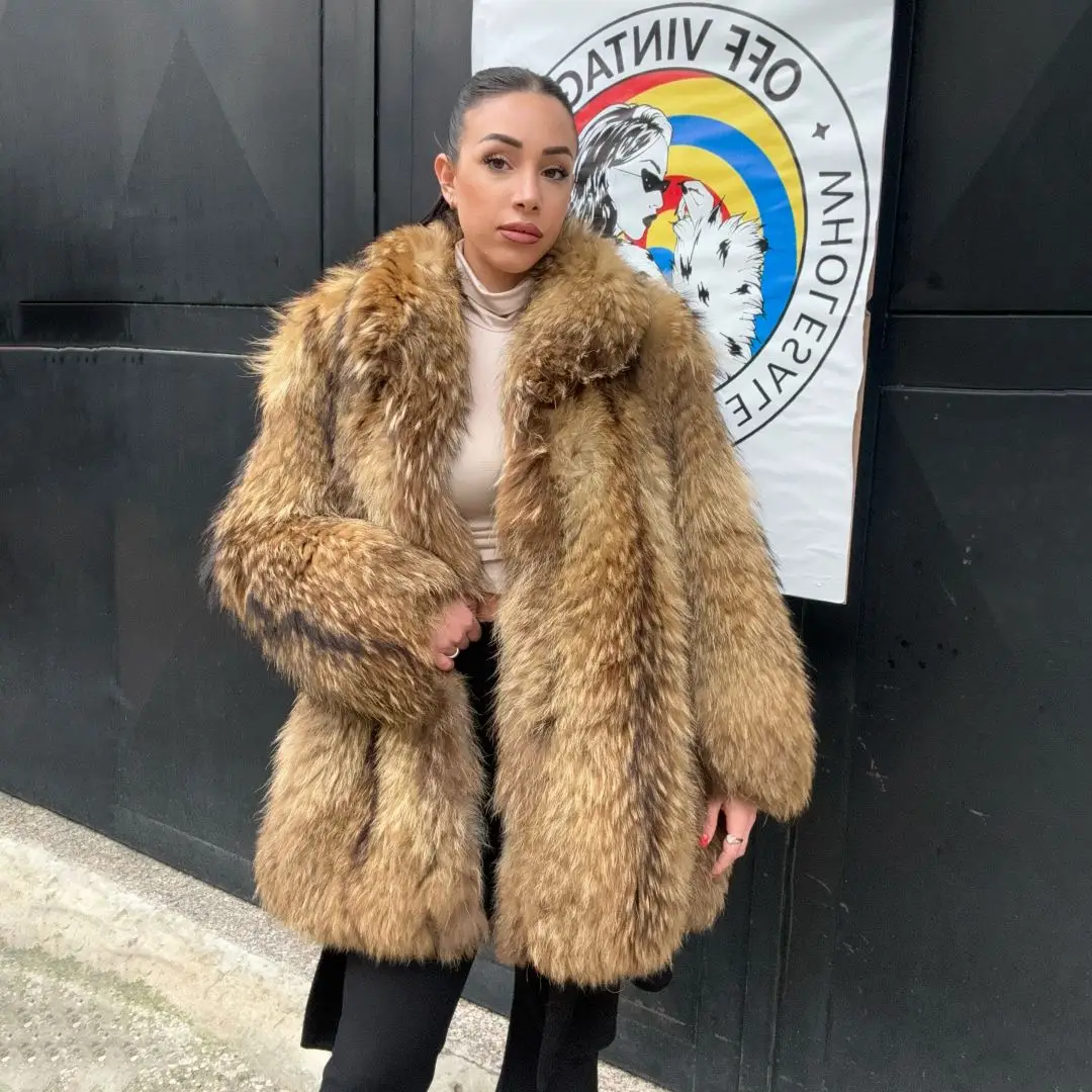 Шуба средней длины из натурального меха енота с воротником лацканами