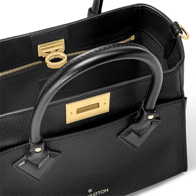 Черная Сумочка Лежащая рядом со Мной