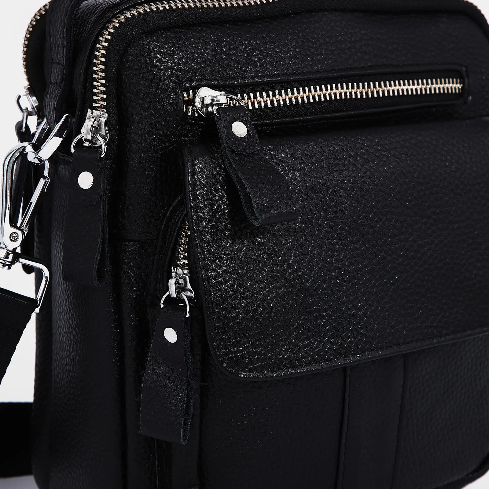 Сумка мужская на молнии 3 наружных кармана длинный ремень цвет чёрный