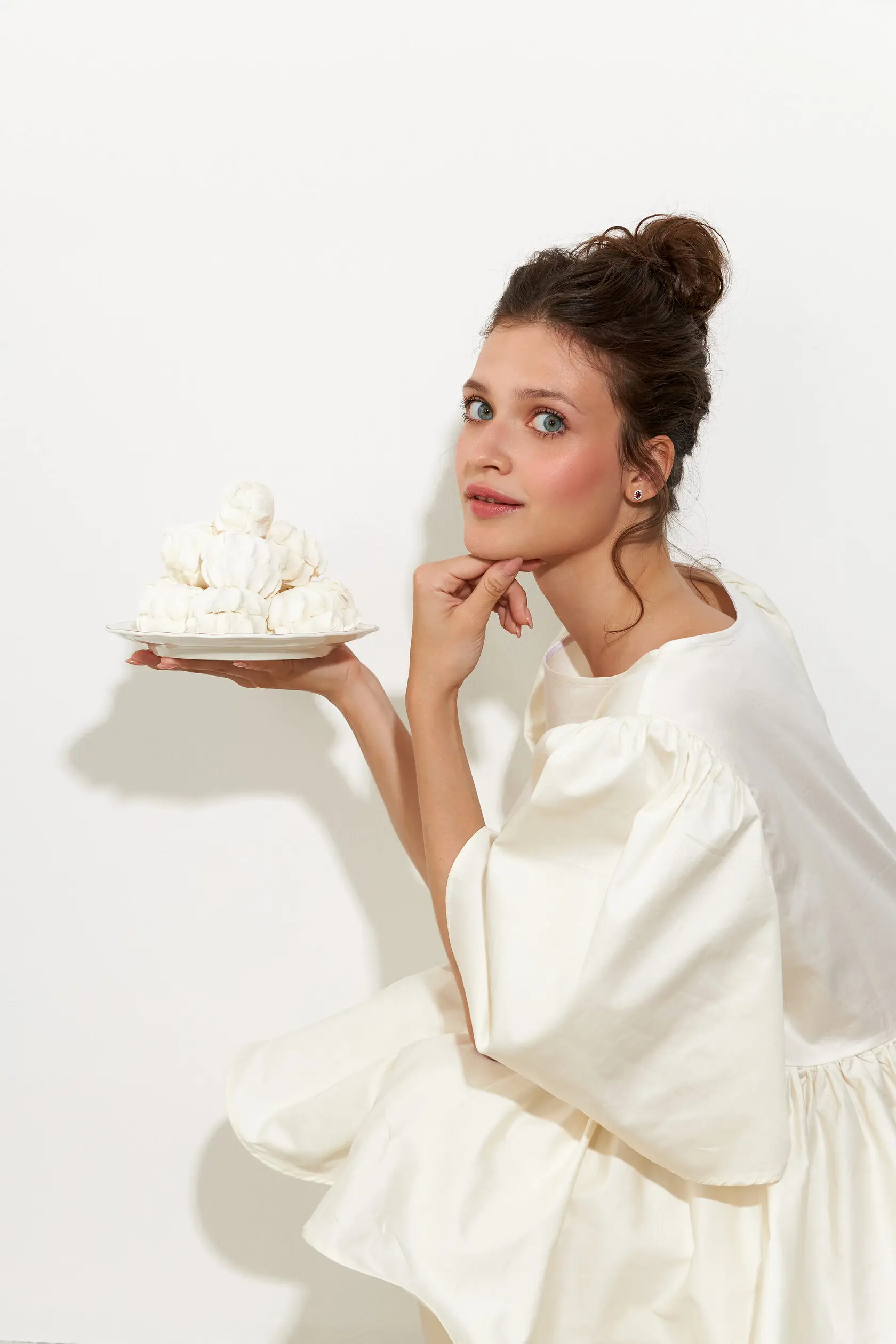 Фото Блузка Laur Satin Peplum с круглым вырезом, расклешенными рукавами, свободным подолом с рюшами, элегантная повседневная модель из мягкой шелковистой ткани, женская повседневная одежда, топ. №5