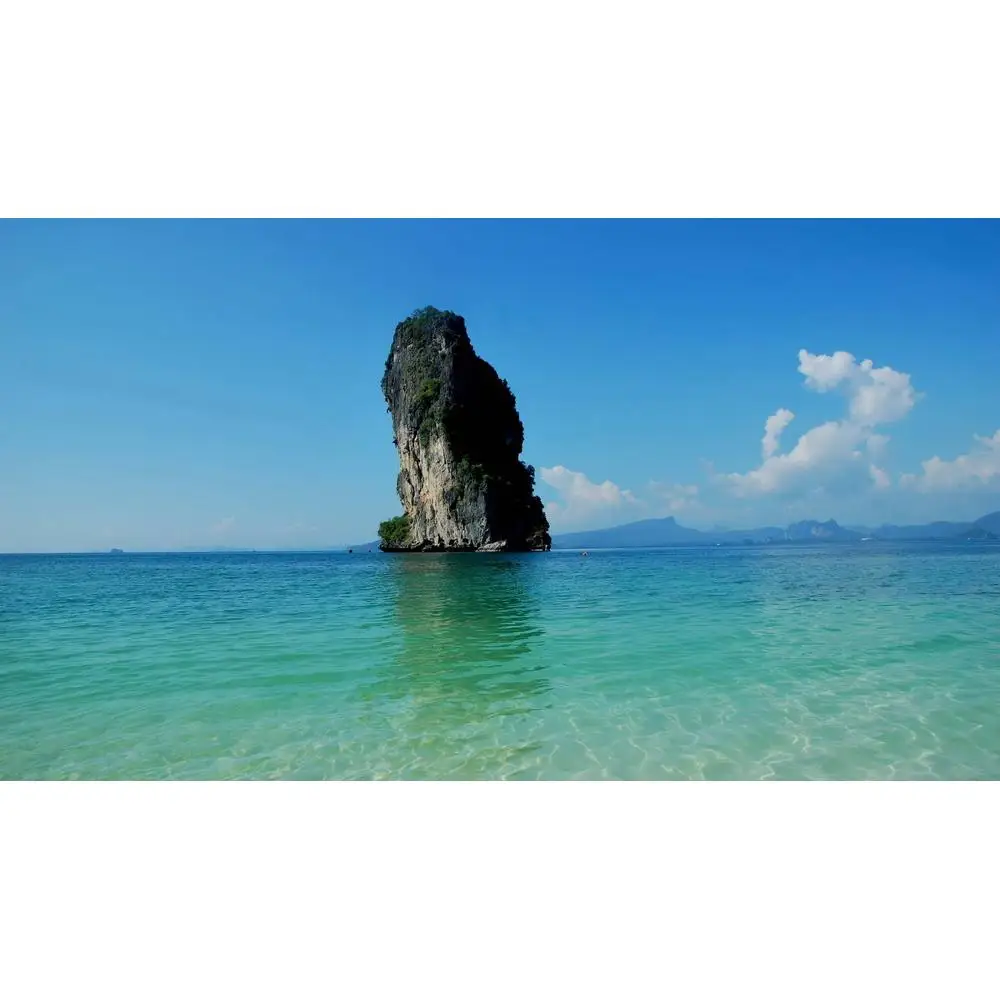 Одинокая скала в море
