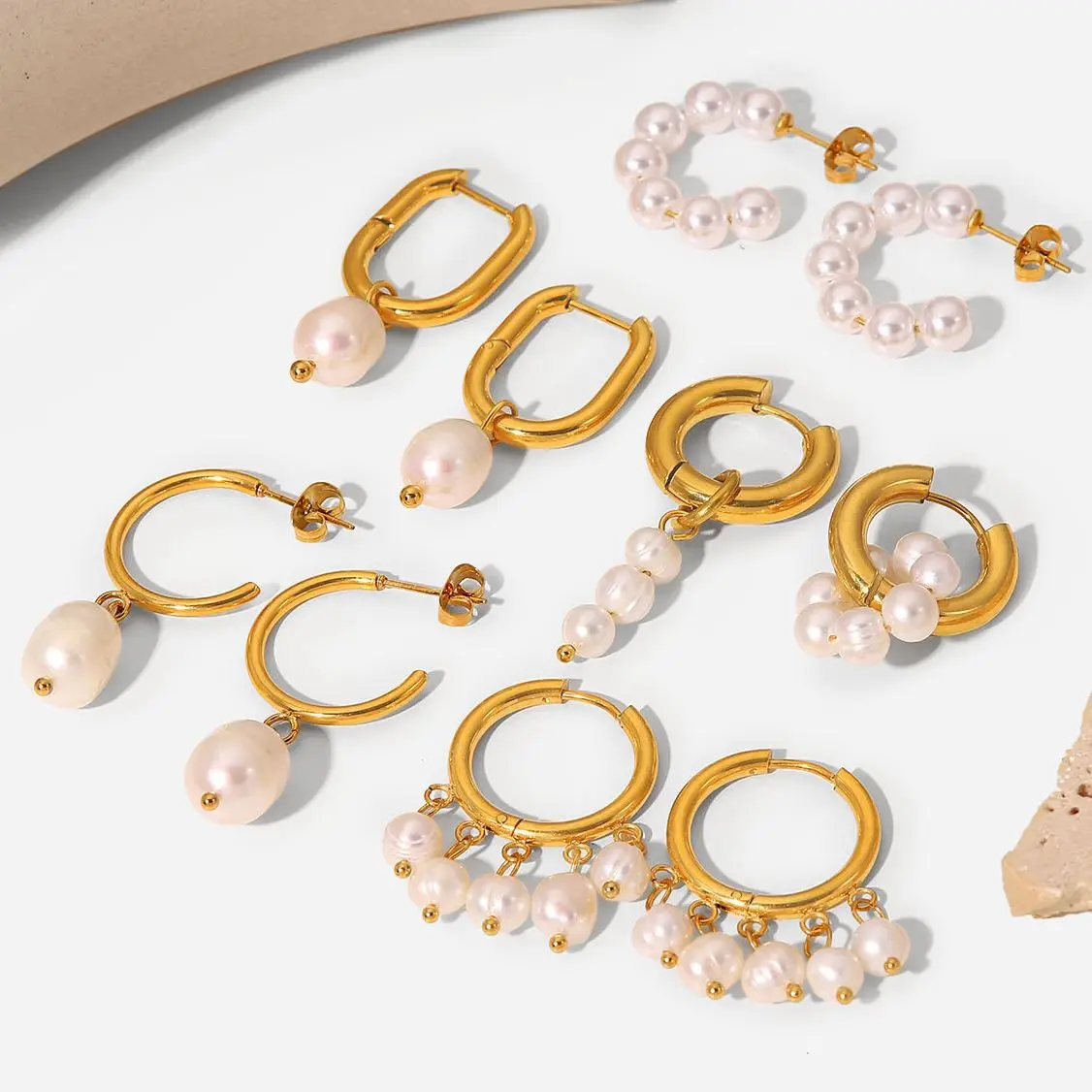 Серьги-кольца женские из 18-каратного золота с подвеской в виде капли