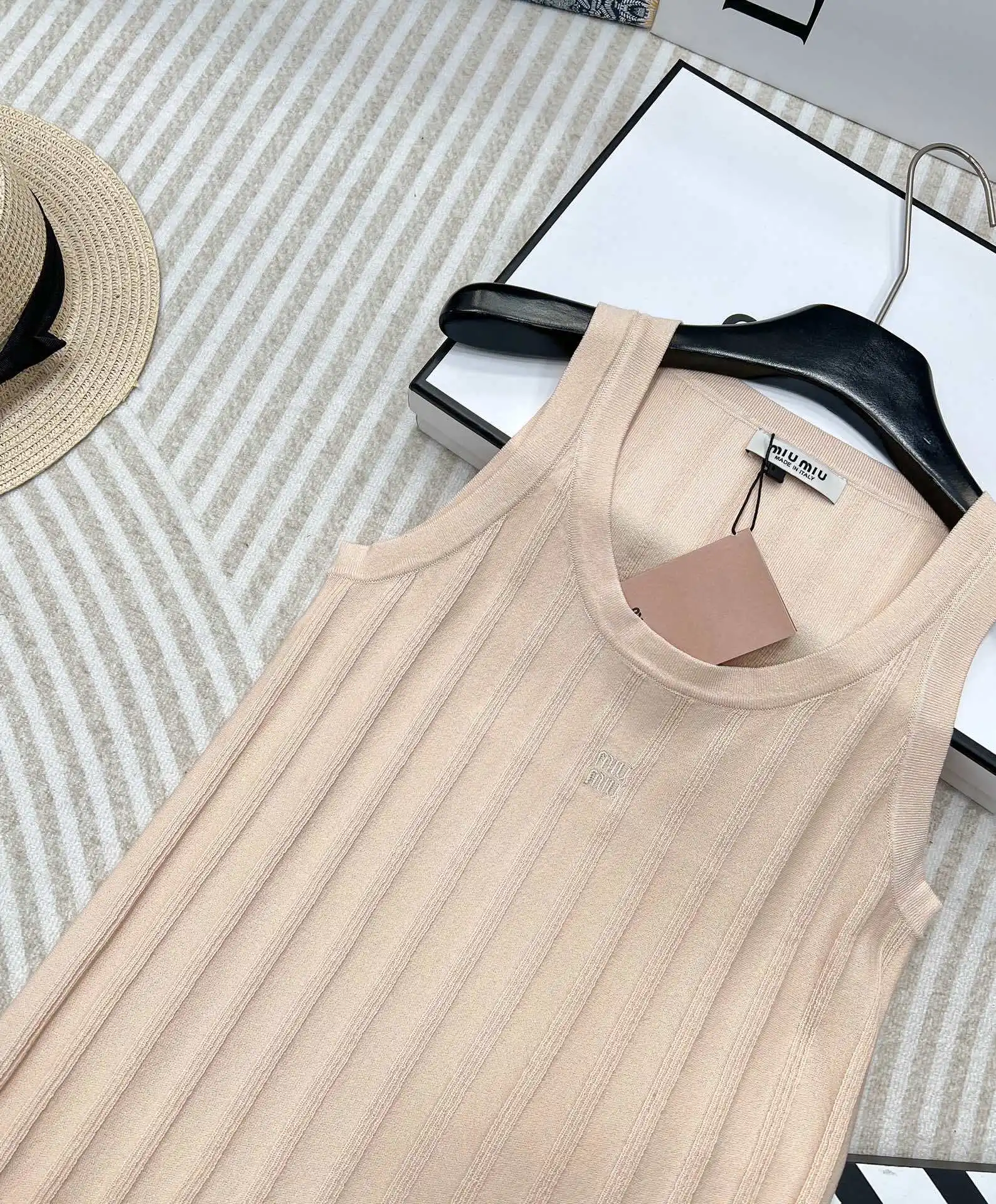 Весенне-летняя новая выставка-жить с Тобой-образным вырезом в городе МЮМЮ