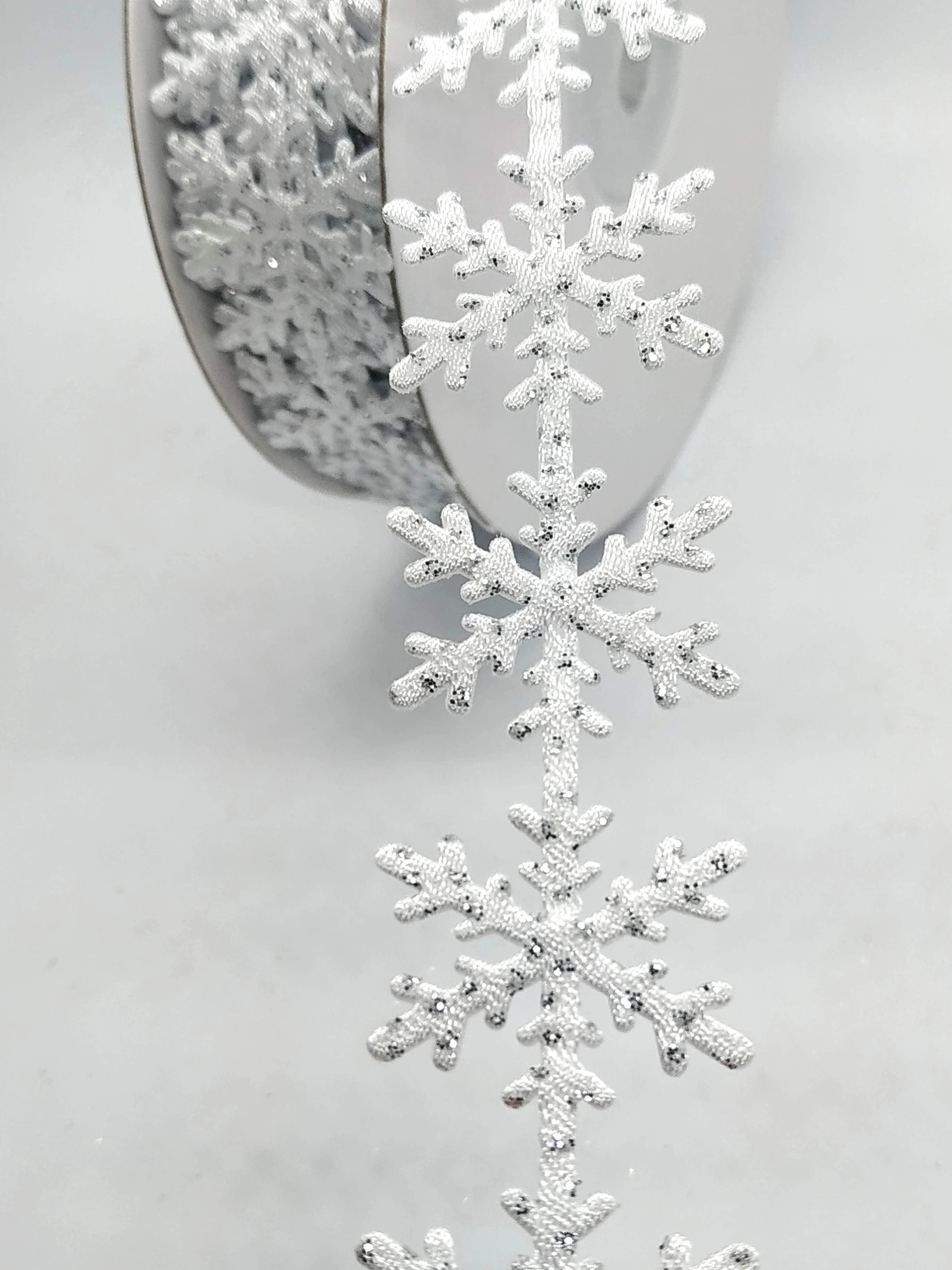 новогодняя снежинка. снежинки из бумаги. снежинки вырезать. снежинка фигура. новогодние снежинки из бума.