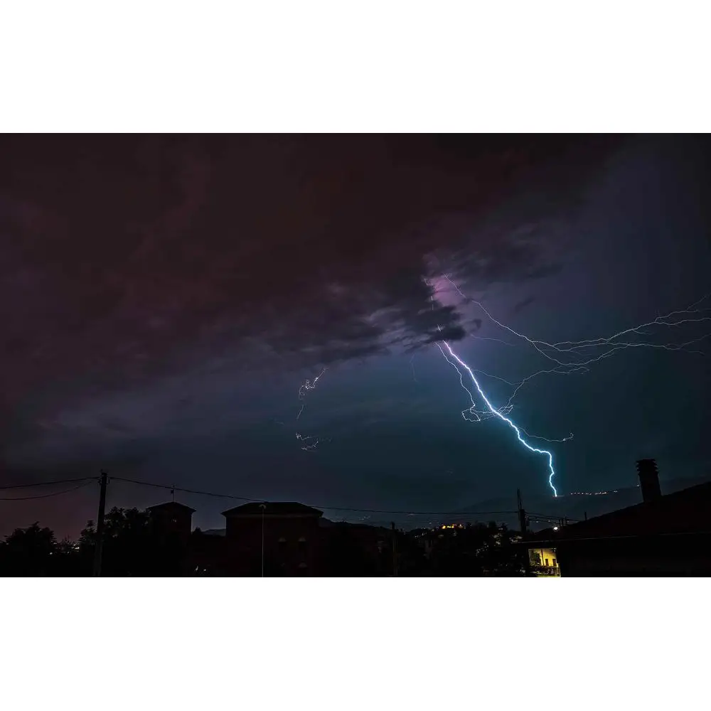 молнии полосовавшие черное небо освещали окрестность. гроза в городе. молнии полосовавшие черное небо освещали окрестность. зарница природное явление. молнии полосовавшие черное небо освещали окрестность.