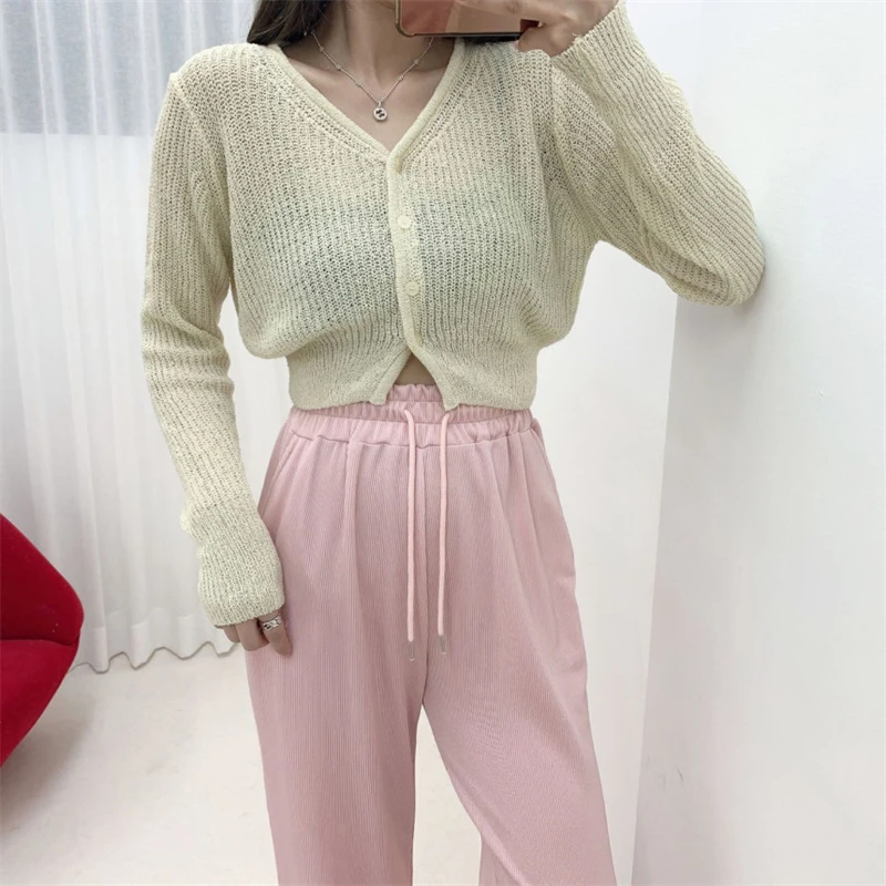 Укороченный облегающий женский костюм Caregan с тремя пуговицами и V-образным