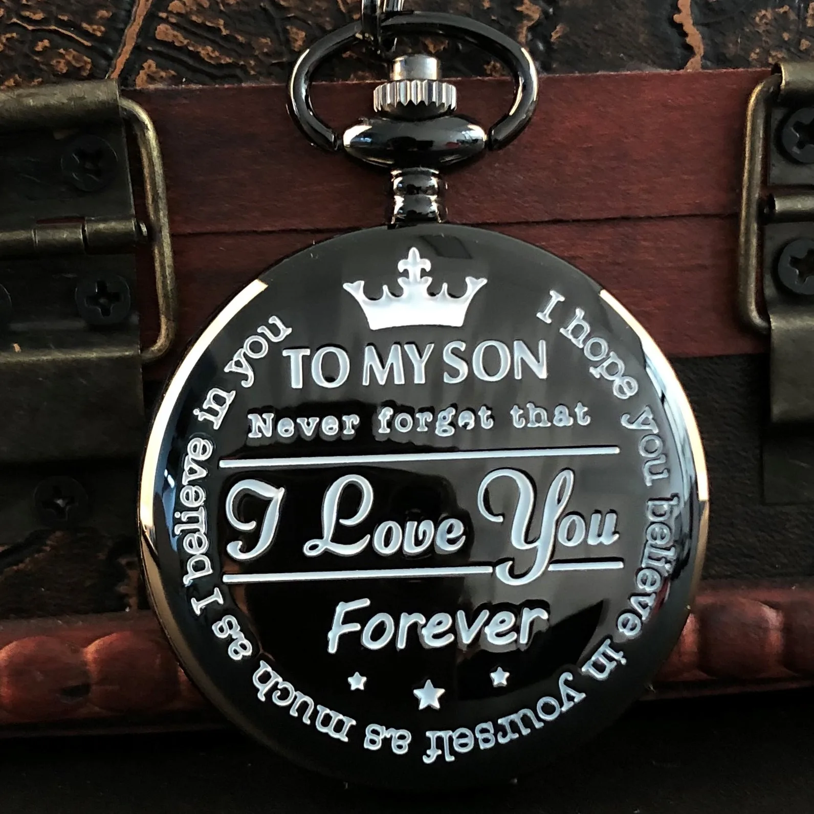 Черные карманные часы с гравировкой «моему сыну»