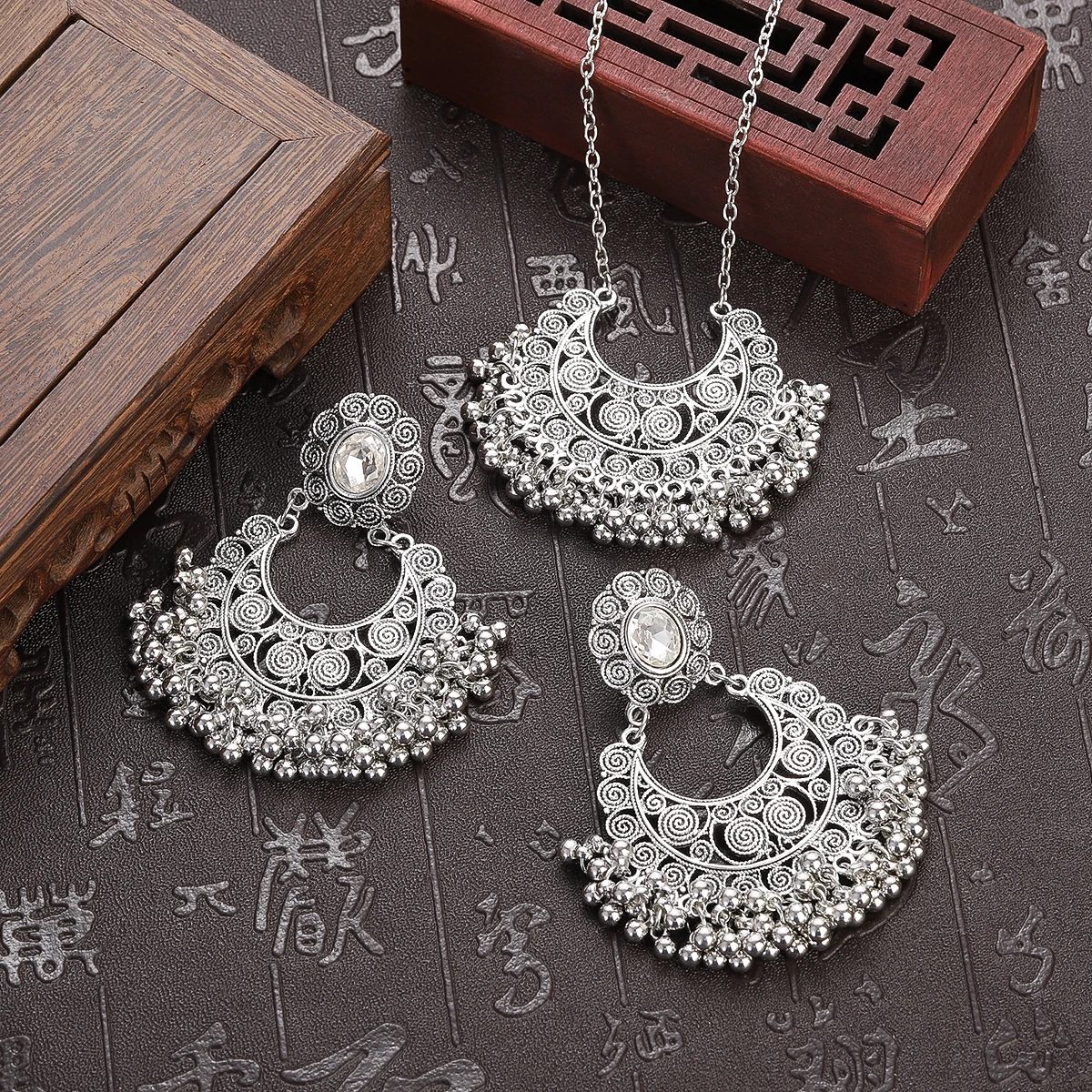 Женский ювелирный комплект из колье и серёг в этническом стиле