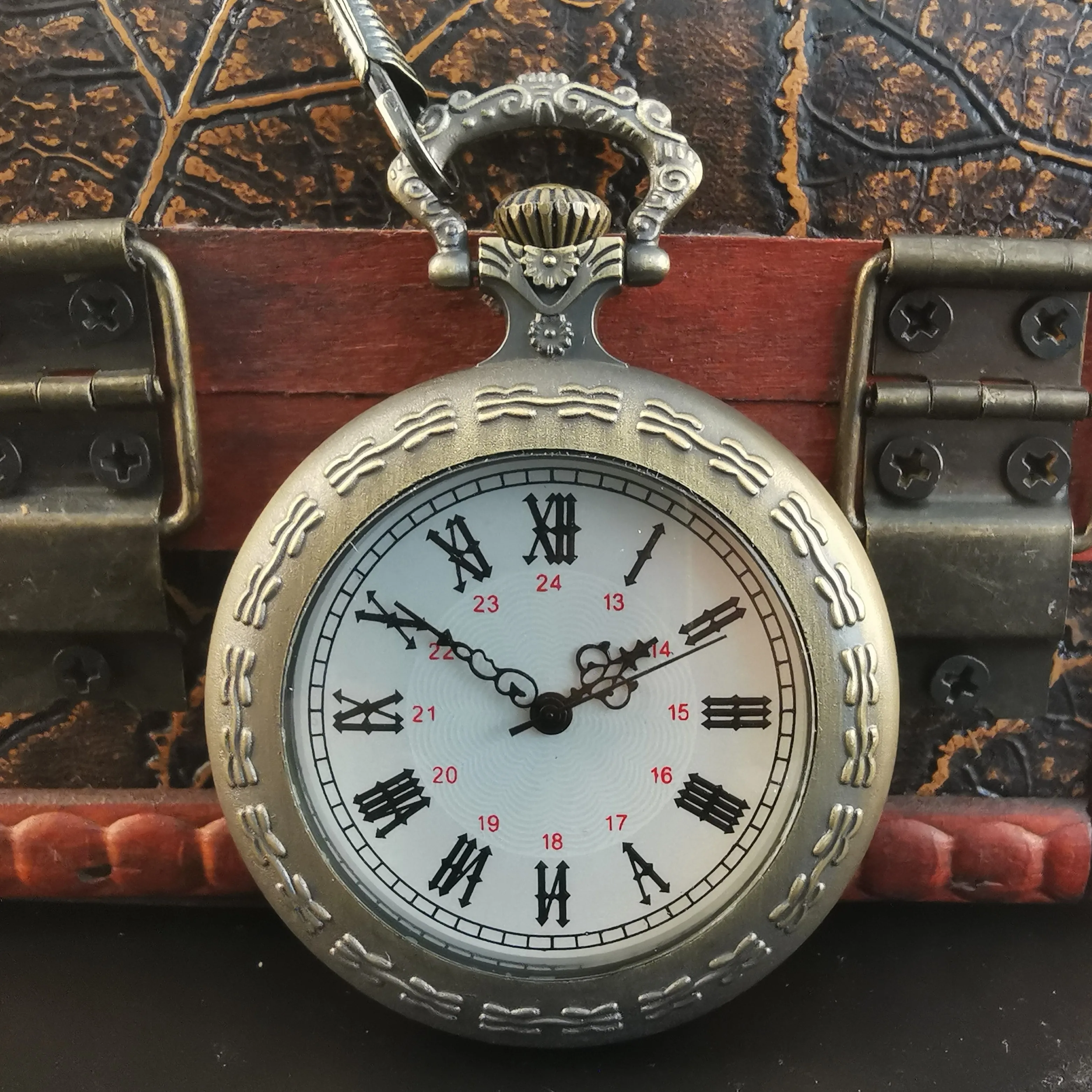 Минималистичные карманные часы с римскими цифрами