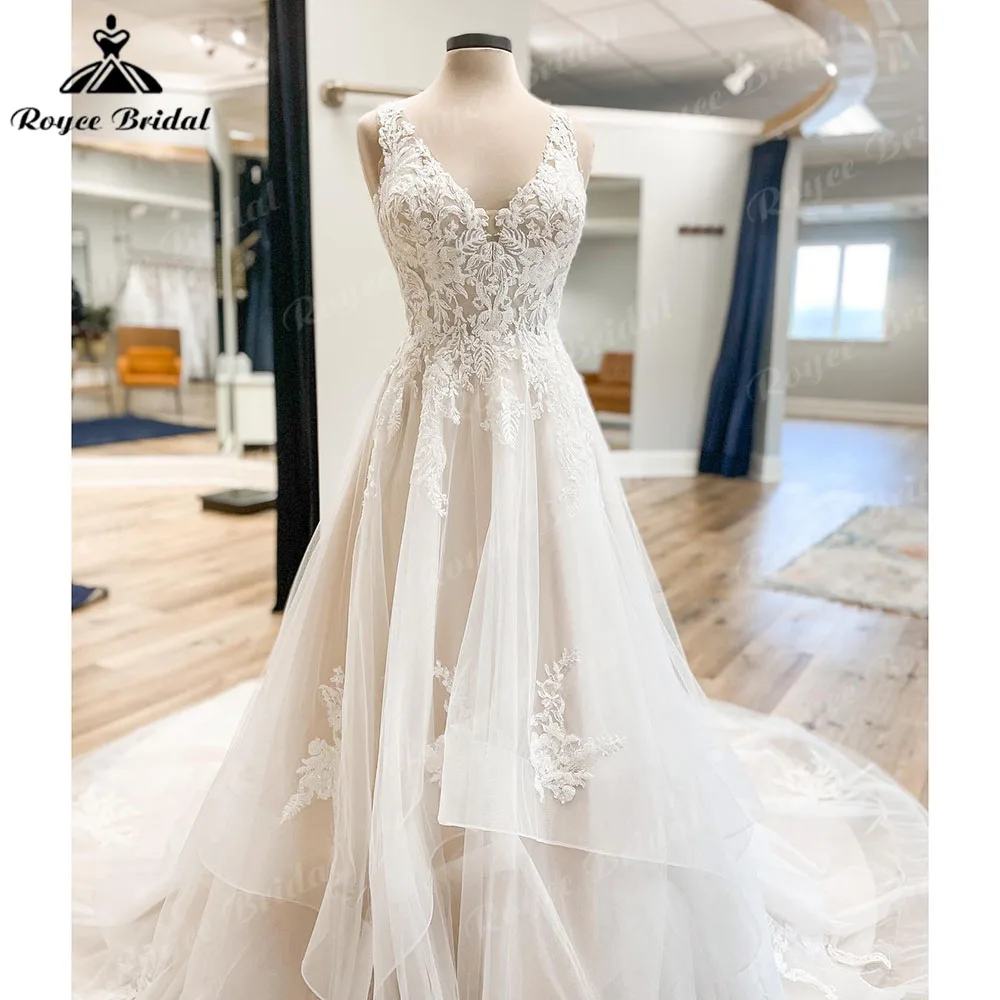 Роскошное кружевное платье-трапеция с аппликацией и V-образным вырезом свадебное