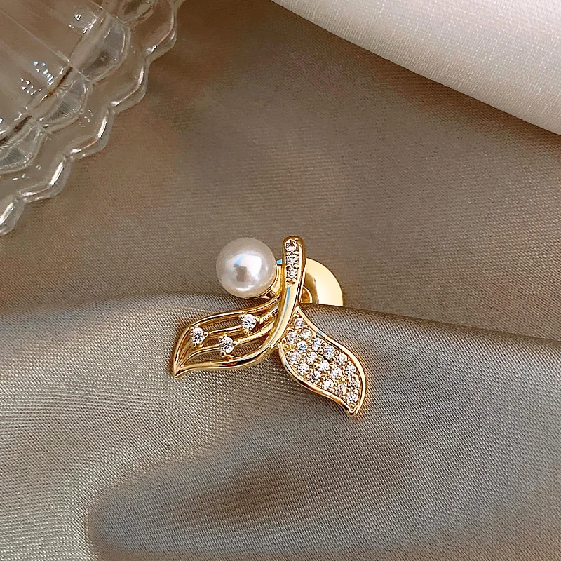 

MODAGIRL 18k позолоченный CZ паве латунный рыбий хвост Металлическая Булавка с жемчугом Одежда Брошь для женщин ювелирные изделия аксессуары