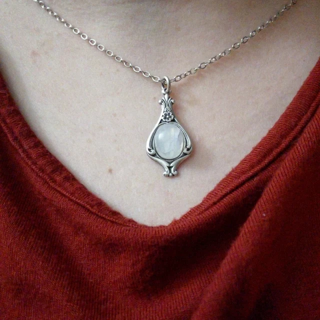 

Moonstone Flower Charmed Necklace Vintage Twine Necklace Women Fashion Jewelry Gifts for Girls
